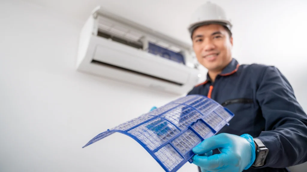 تنظيف فلاتر التكييف بعناية