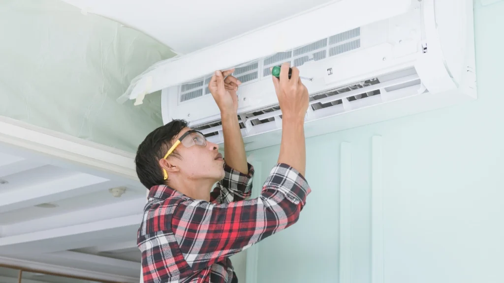 فني تصليح مكيفات محترف